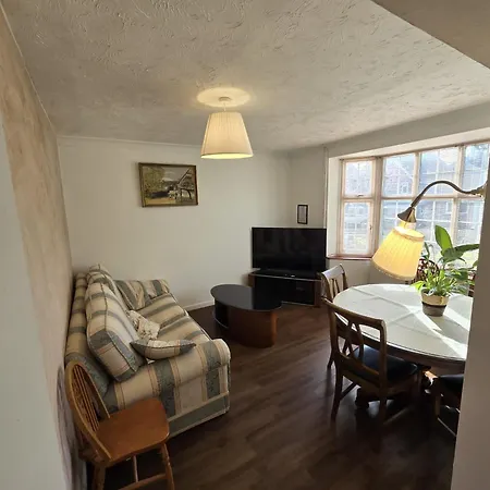Beautiful 4 Bedroom House 7 Minutes From Luton Airport Exterior photo