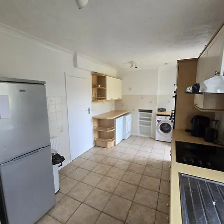 Beautiful 4 Bedroom House 7 Minutes From Luton Airport Exterior photo