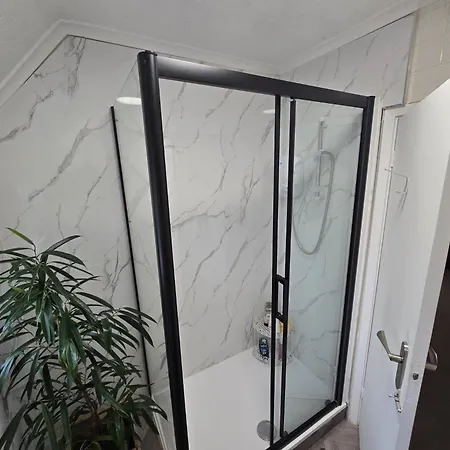 Beautiful 4 Bedroom House 7 Minutes From Luton Airport Exterior photo