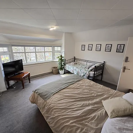 Beautiful 4 Bedroom House 7 Minutes From Luton Airport Exterior photo
