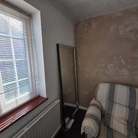 Beautiful 4 Bedroom House 7 Minutes From Luton Airport Exterior photo