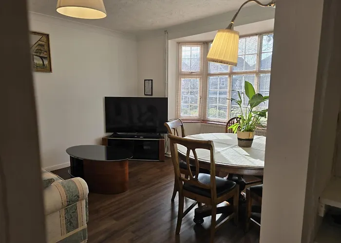 Beautiful 4 Bedroom House 7 Minutes From Luton Airport