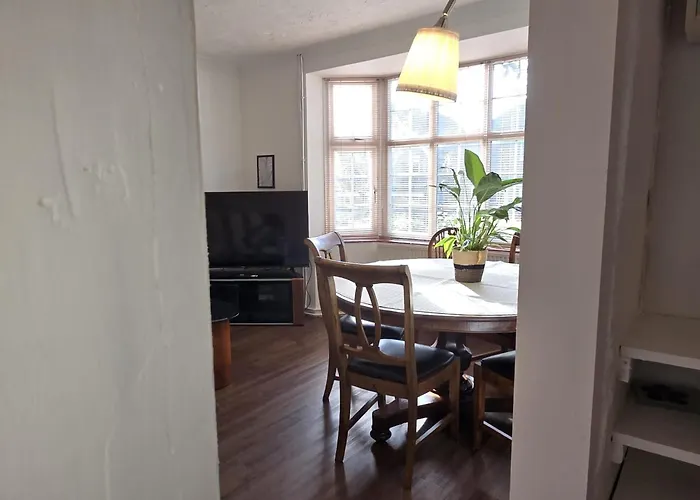 Beautiful 4 Bedroom House 7 Minutes From Luton Airport