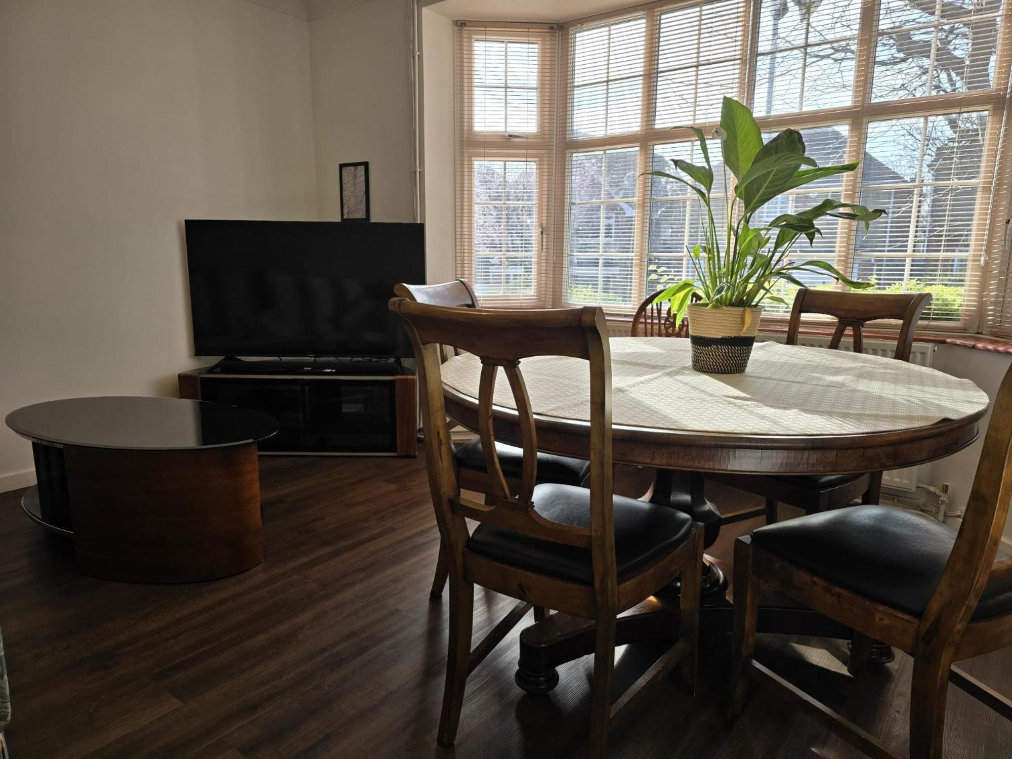 Beautiful 4 Bedroom House 7 Minutes From Luton Airport