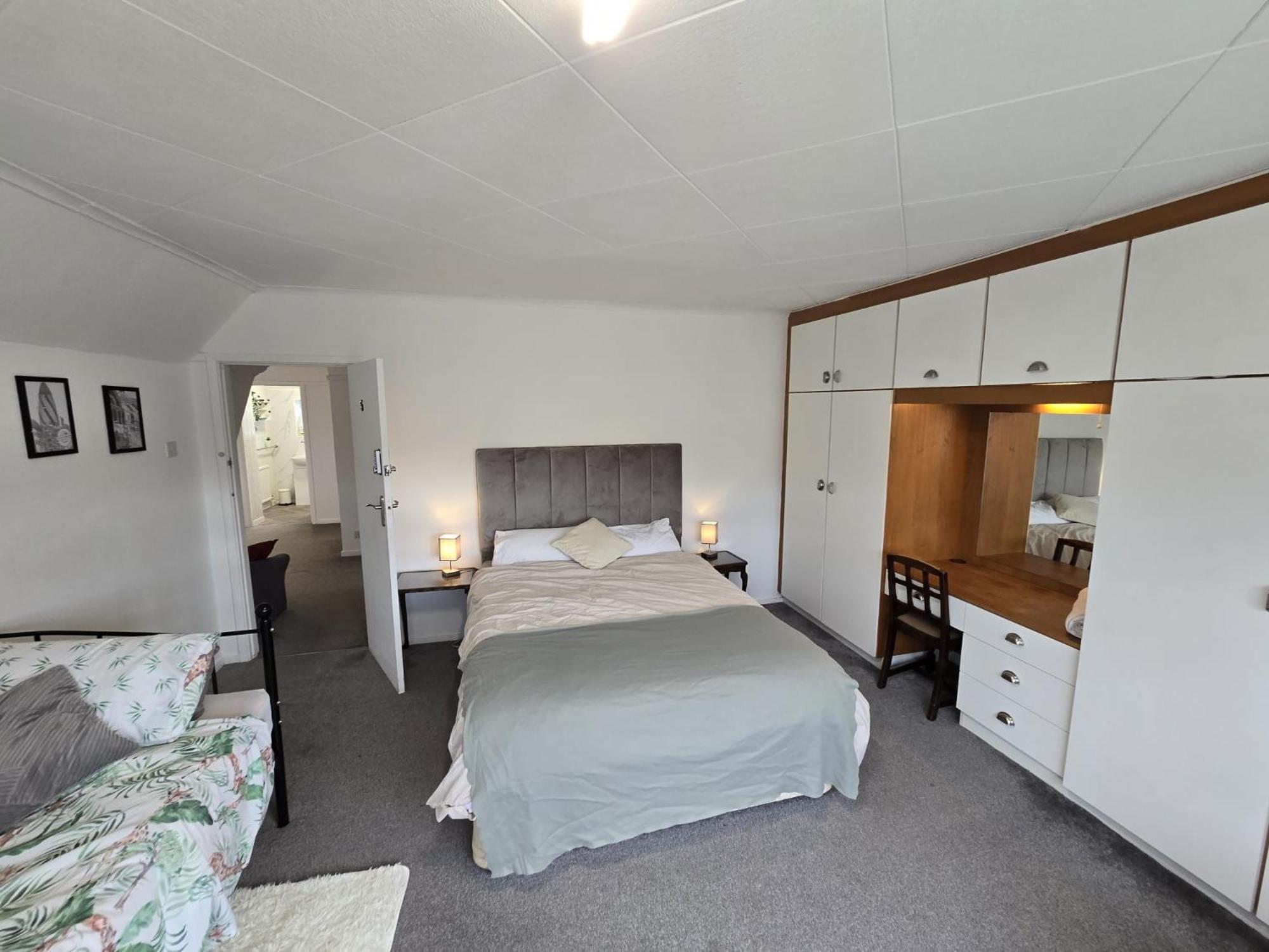Beautiful 4 Bedroom House 7 Minutes From Luton Airport Holiday home
