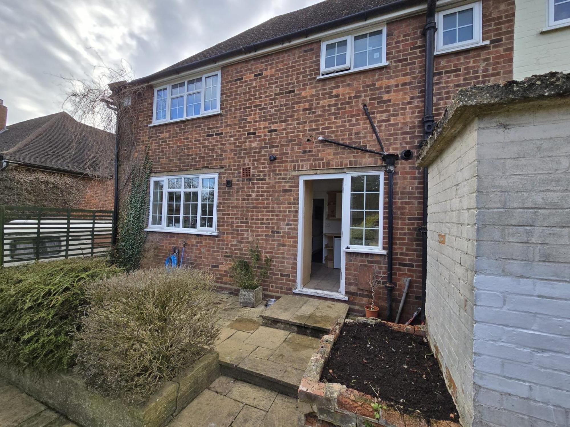 Beautiful 4 Bedroom House 7 Minutes From Luton Airport *