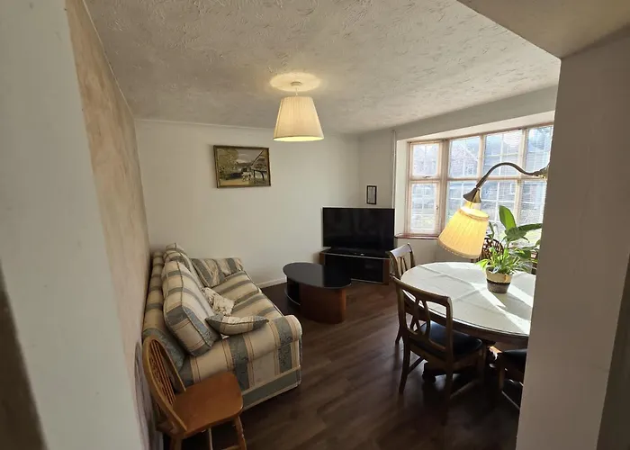 Beautiful 4 Bedroom House 7 Minutes From Luton Airport