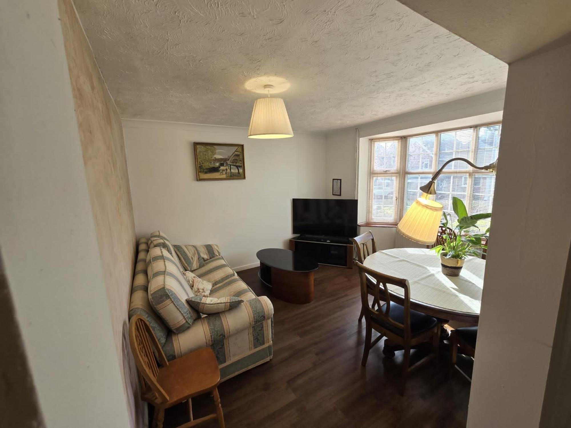 Beautiful 4 Bedroom House 7 Minutes From Luton Airport Holiday home *