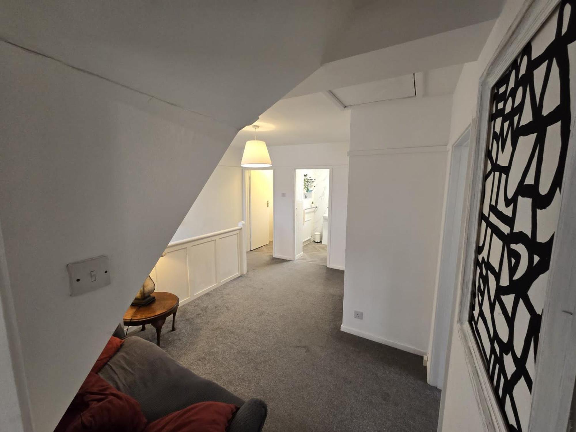 Beautiful 4 Bedroom House 7 Minutes From Luton Airport