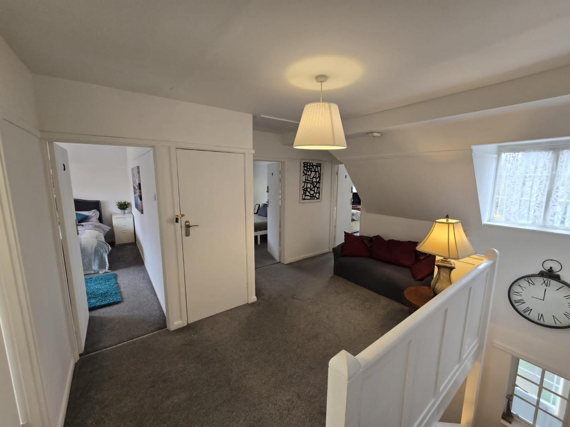 Beautiful 4 Bedroom House 7 Minutes From Luton Airport Holiday home *