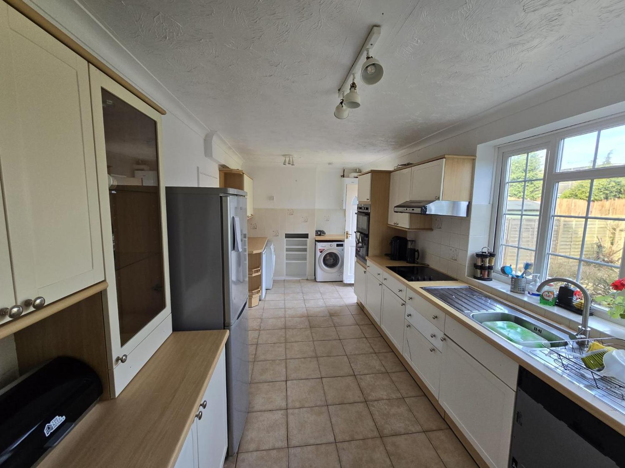 Beautiful 4 Bedroom House 7 Minutes From Luton Airport Holiday home *