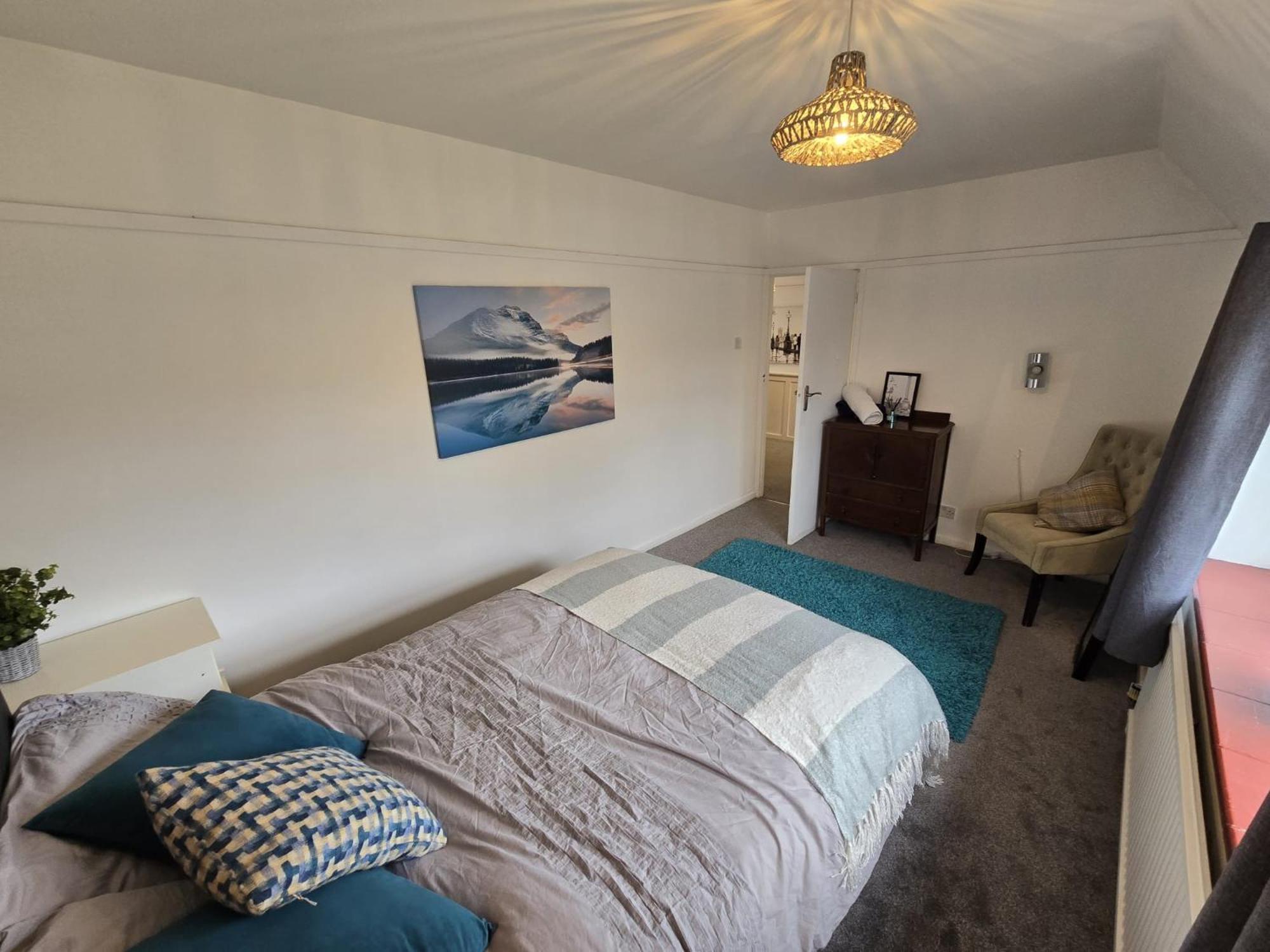 Beautiful 4 Bedroom House 7 Minutes From Luton Airport